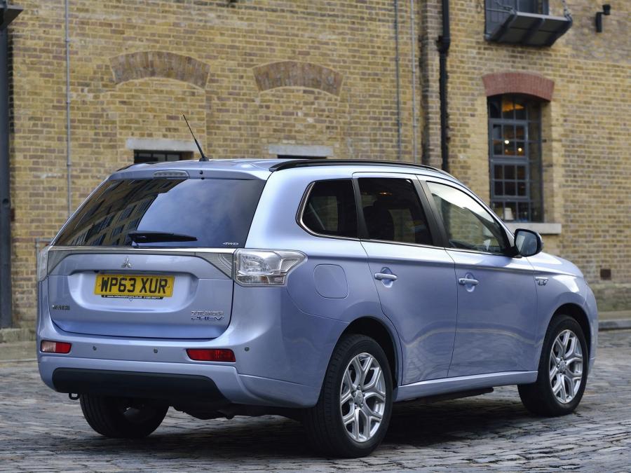  Mitsubishi Outlander PHEV 2014 года  (UK) (фото 14 из 19)